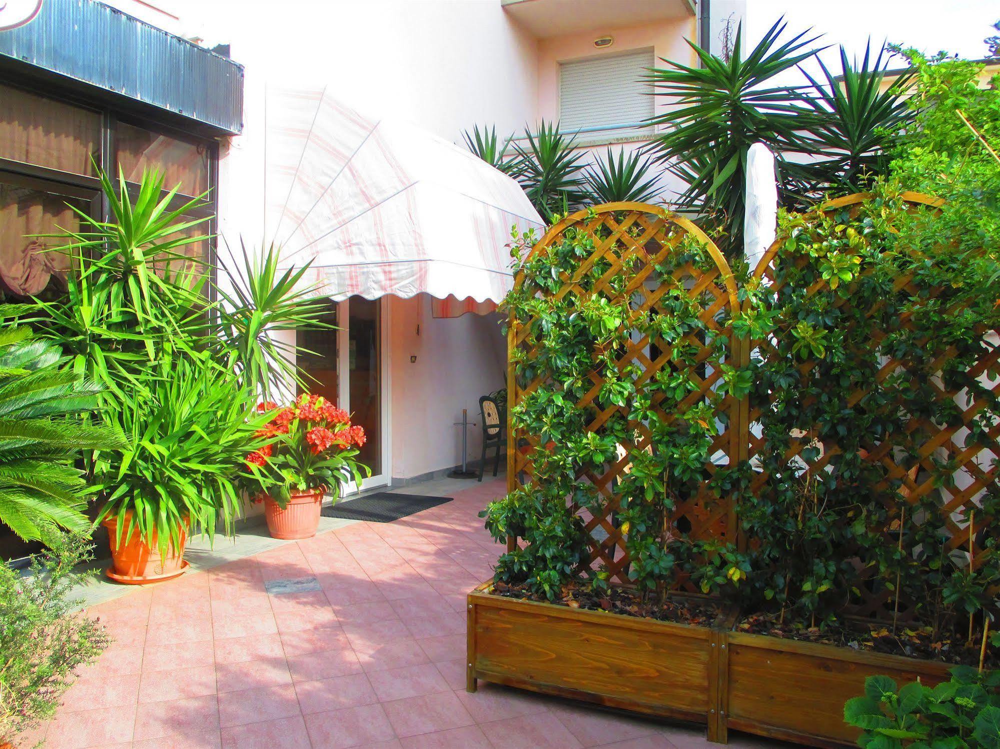 Hotel Prestige Lido di Camaiore Exteriör bild